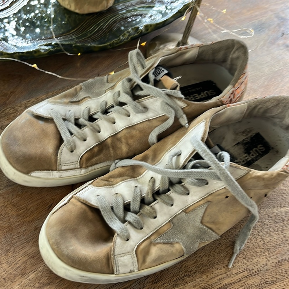 Golden sneakers men 42 European size 
Very cute and vintage style.